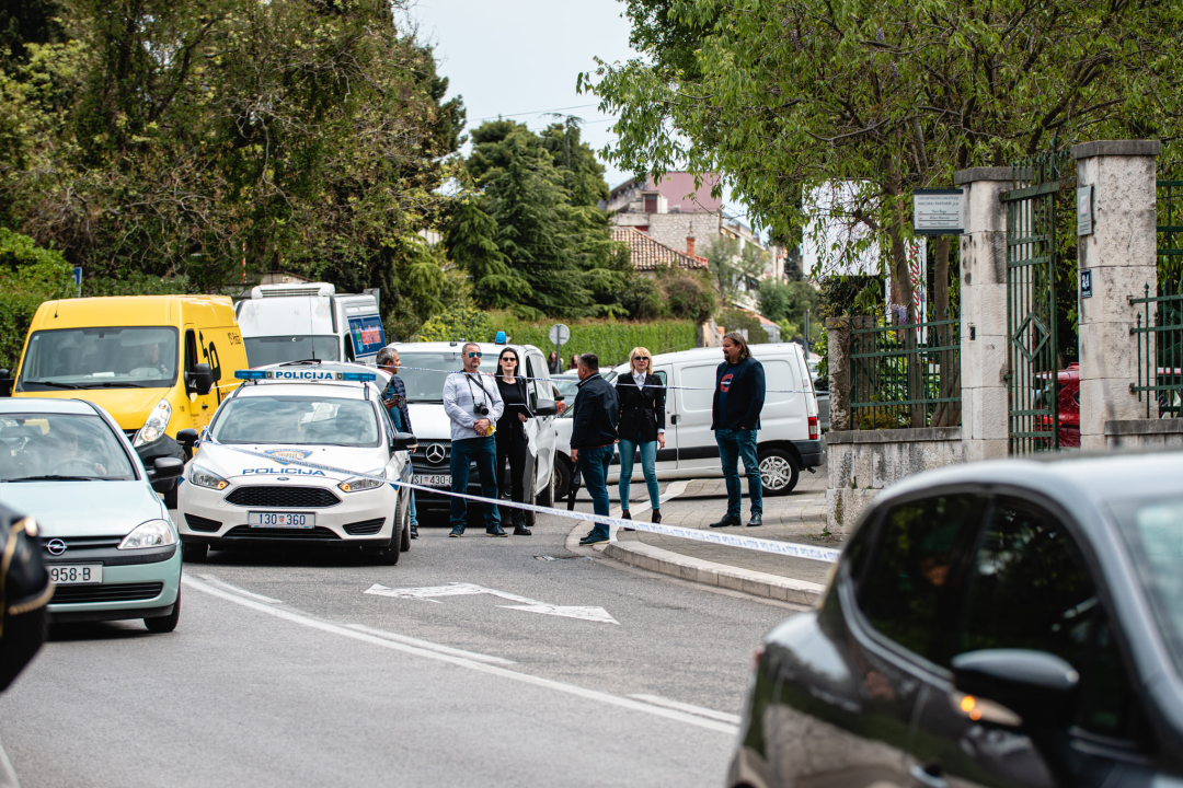 Policija potvrdila da je naprava ostavljena na zidu kod središta SDP-a 'zvončić': Pirotehničari ga deaktivirali bez posljedica