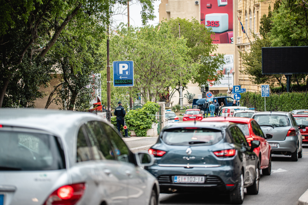 Policija potvrdila da je naprava ostavljena na zidu kod središta SDP-a 'zvončić': Pirotehničari ga deaktivirali bez posljedica