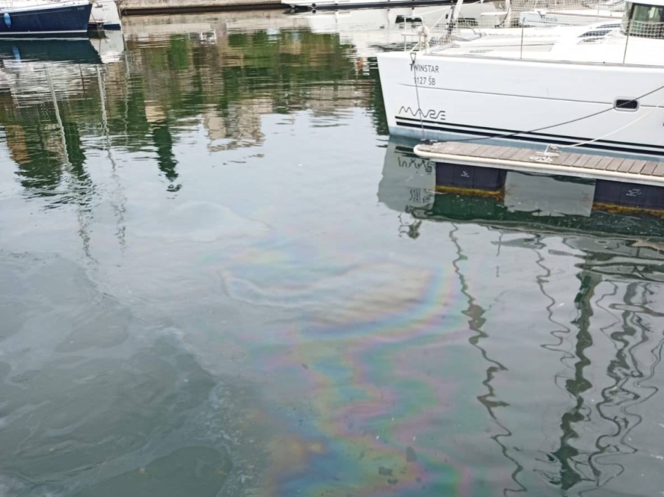 More u Mandalini i dalje prekriveno naftnom mrljom: 'Ovo je sramota za naš turizam'