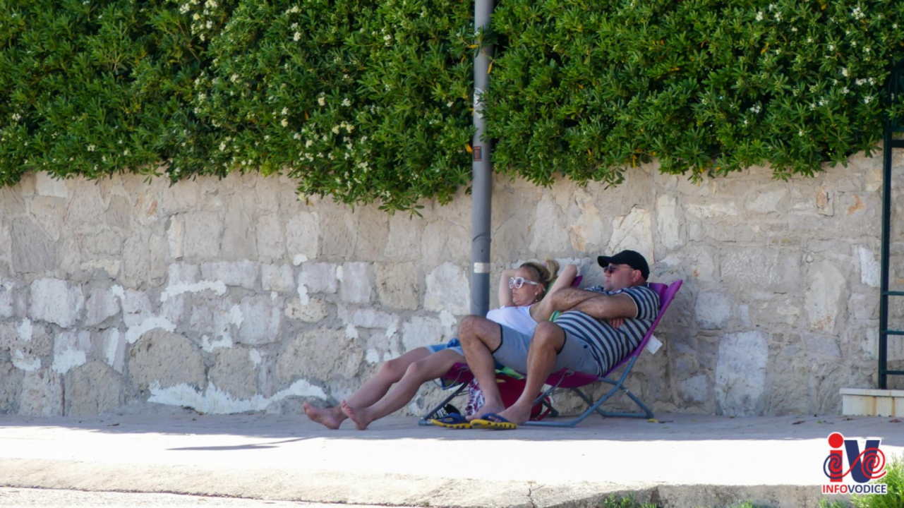 Nedjeljni đir po Vodicama: Otvorena sezona kupaćih kostima, počelo hvatanje boje za ljeto