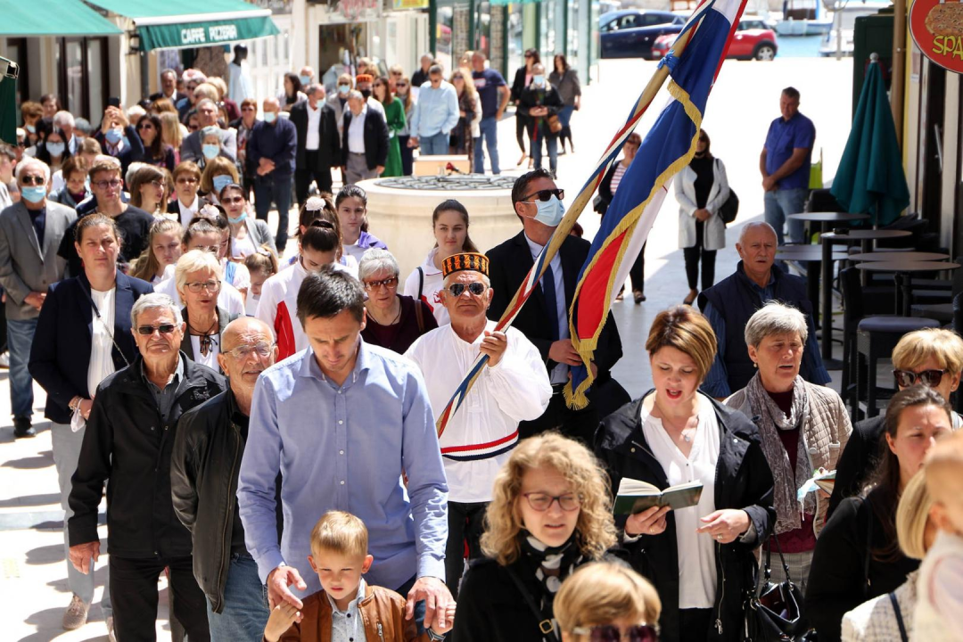 Našašće svetog Križa proslavljeno svetom misom i procesijom kroz Vodice