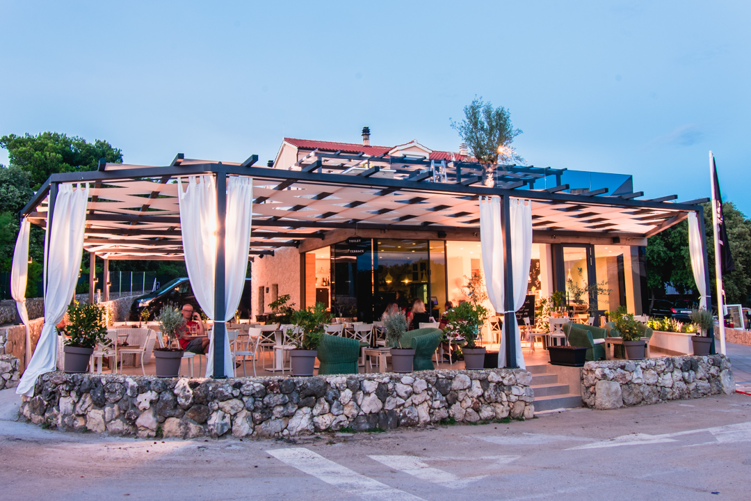 Priuštite si prekrasne trenutke na prozračnoj terasi Pomalo Bistro &amp; Bara u Žaboriću! 