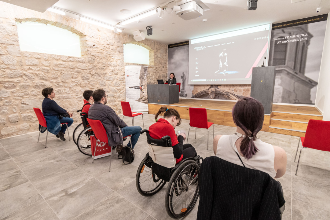 Održano prvo predavanje inkluzivnog vertikalnog plesa u sklopu platforme 'Tamna strana mjeseca'