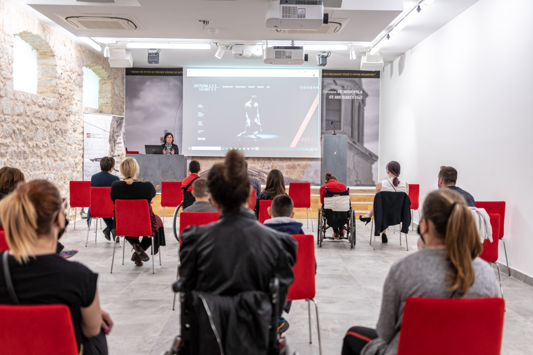 Održano prvo predavanje inkluzivnog vertikalnog plesa u sklopu platforme 'Tamna strana mjeseca'