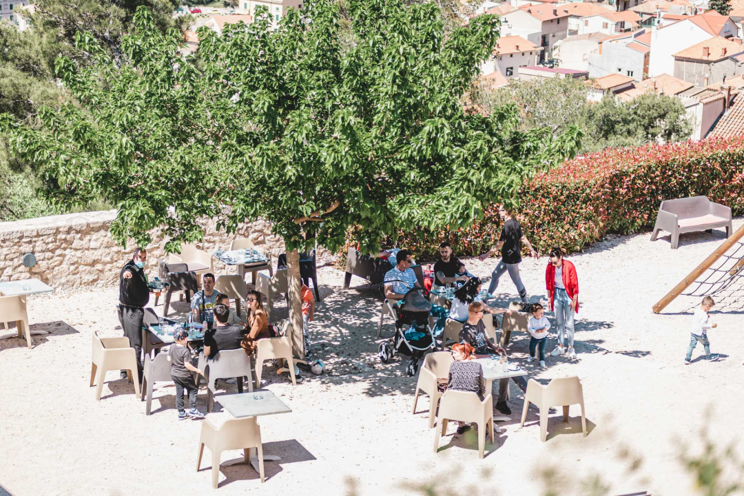 Uz sunce i besplatan ulaz brojni Šibenčani uživali na kavi na tvrđavi Barone