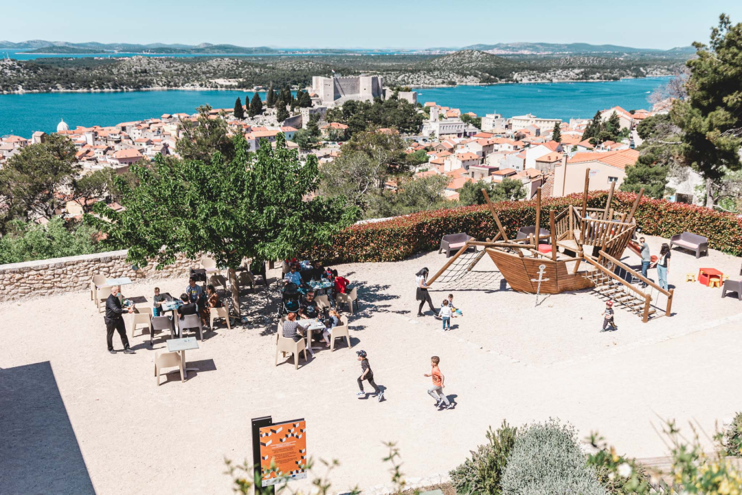 Uz sunce i besplatan ulaz brojni Šibenčani uživali na kavi na tvrđavi Barone