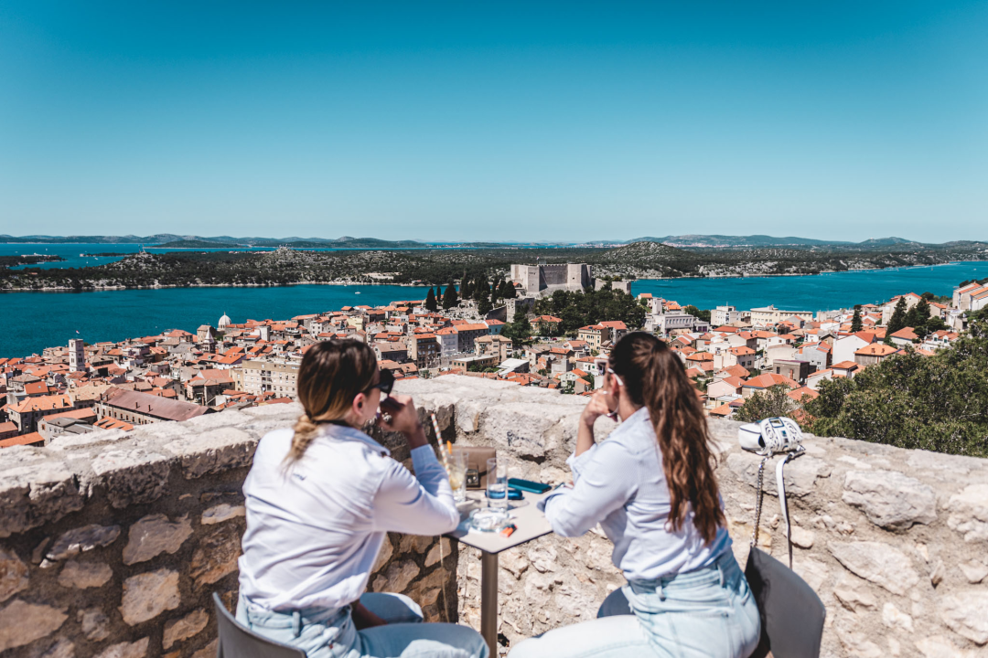 Uz sunce i besplatan ulaz brojni Šibenčani uživali na kavi na tvrđavi Barone