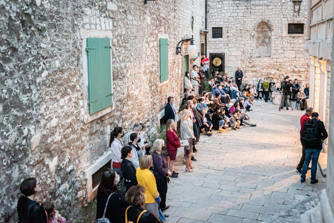Svibanjske glazbene večeri u Šibeniku otvorene po 16. put: Lucija Stilinović i Veronika Ćiković izvele djelo Davida Batinića 