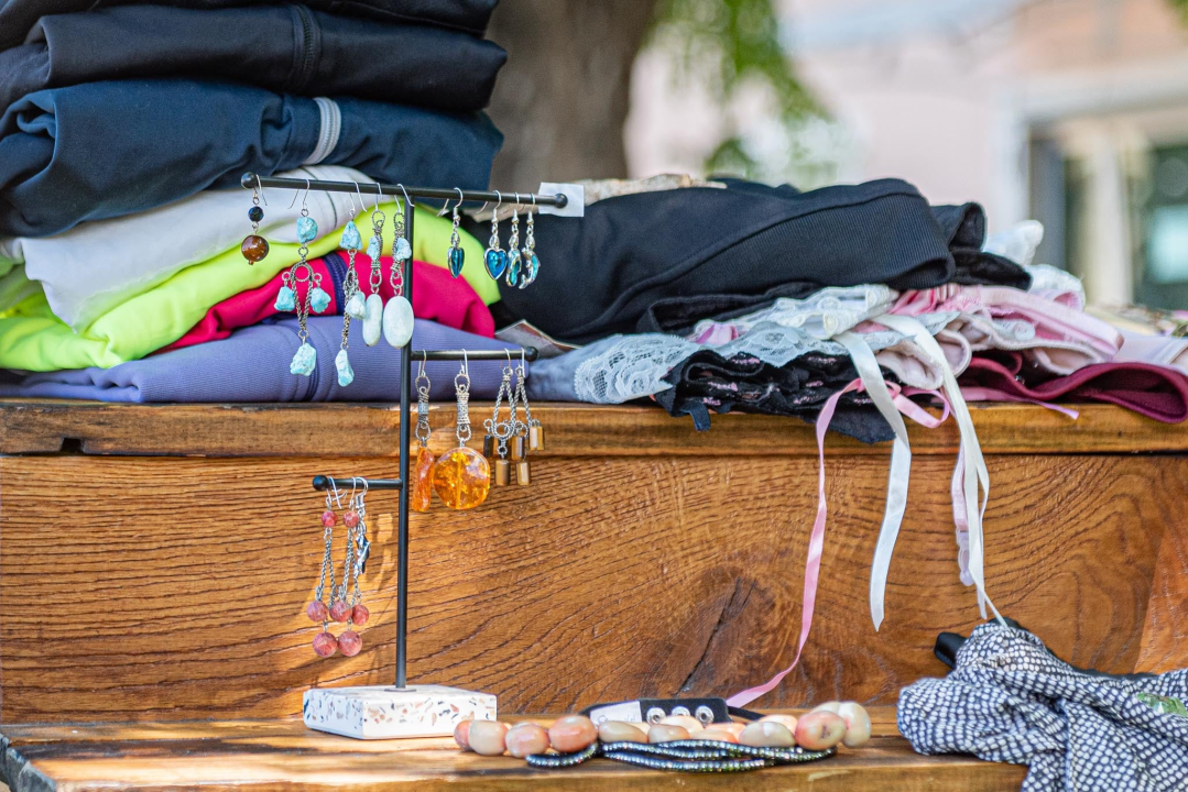 Ispred Azimuta održan prvi Buvljak nakon korona pauze: Opuštena kupovina, kava i druženje na travnjaku