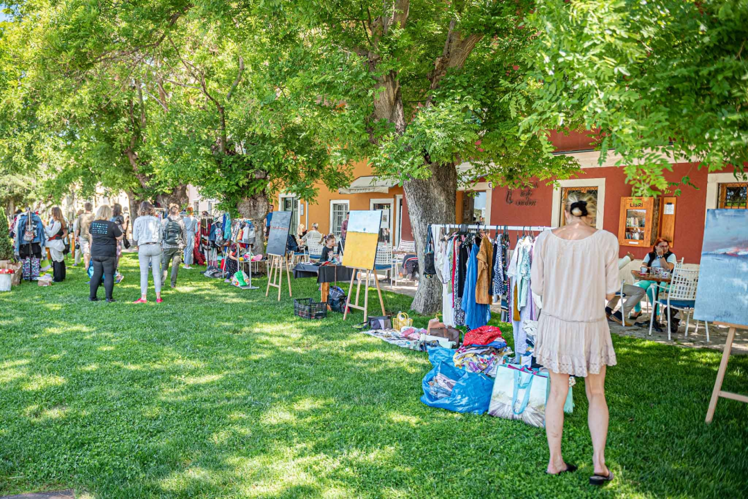 Ispred Azimuta održan prvi Buvljak nakon korona pauze: Opuštena kupovina, kava i druženje na travnjaku
