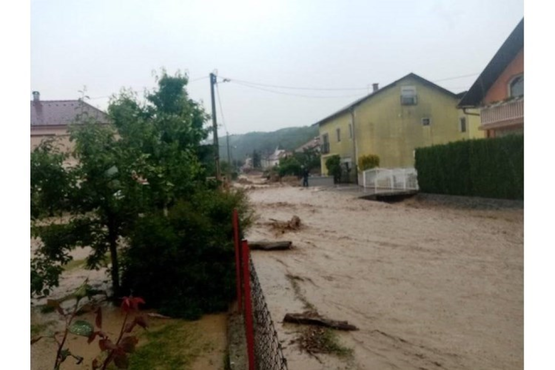 Snažno nevrijeme u Požegi izazvalo blatne bujice: 'Sva prigradska naselja su pod vodom'