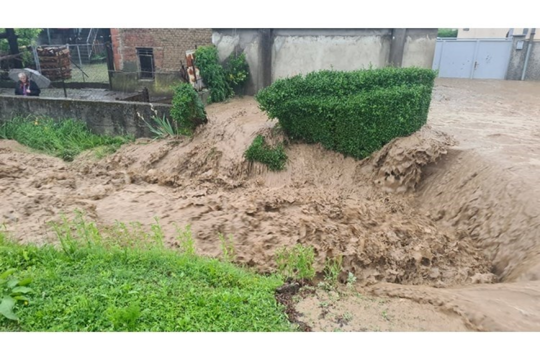 Snažno nevrijeme u Požegi izazvalo blatne bujice: 'Sva prigradska naselja su pod vodom'