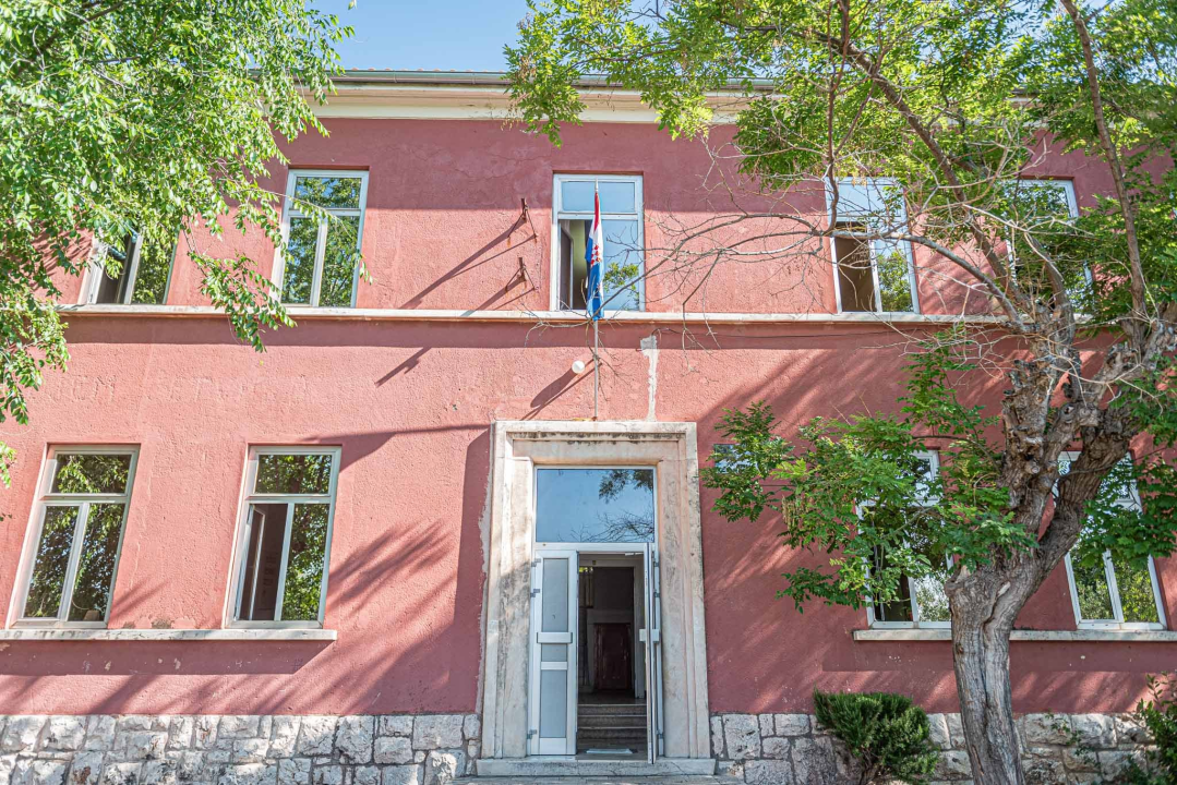 U školi u Vrpolju se urušio strop, u učionicama popucali zidovi: 'Zgrada je stara preko 80 godina, ovo je nažalost bilo očekivano' 