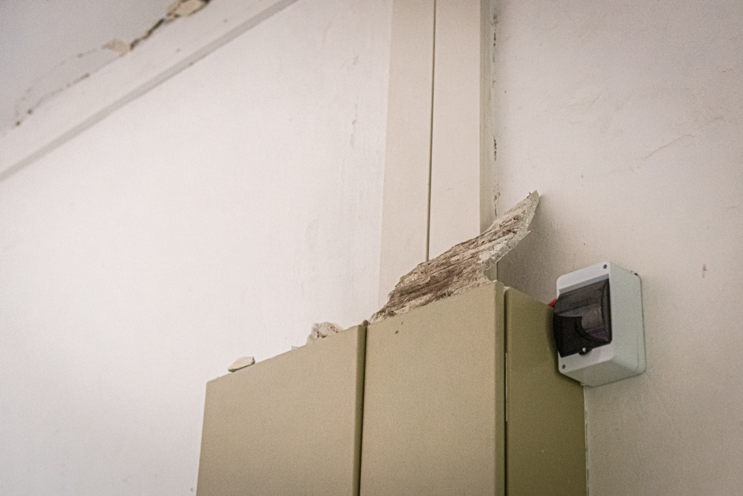 U školi u Vrpolju se urušio strop, u učionicama popucali zidovi: 'Zgrada je stara preko 80 godina, ovo je nažalost bilo očekivano' 