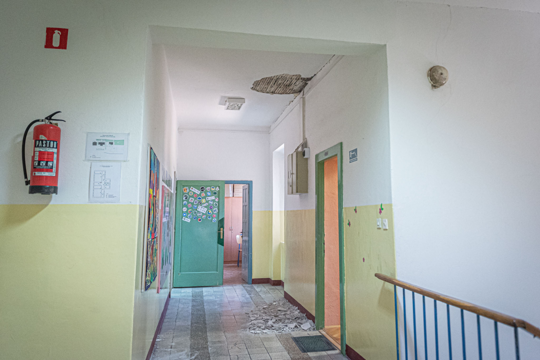 U školi u Vrpolju se urušio strop, u učionicama popucali zidovi: 'Zgrada je stara preko 80 godina, ovo je nažalost bilo očekivano' 