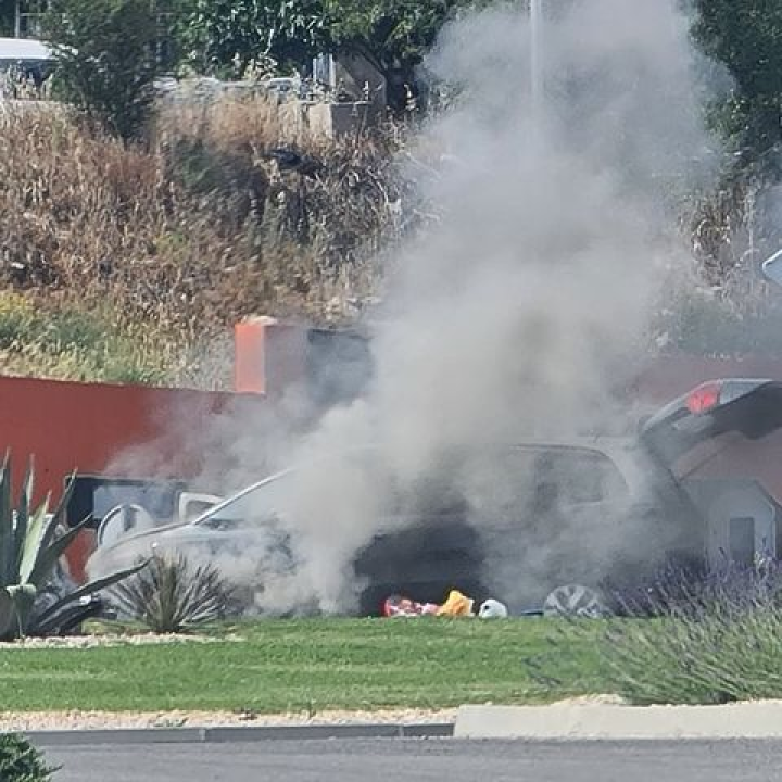 Zapalio se automobil u kružnom toku na Meterizama: 'Svi su izašli na vrijeme'