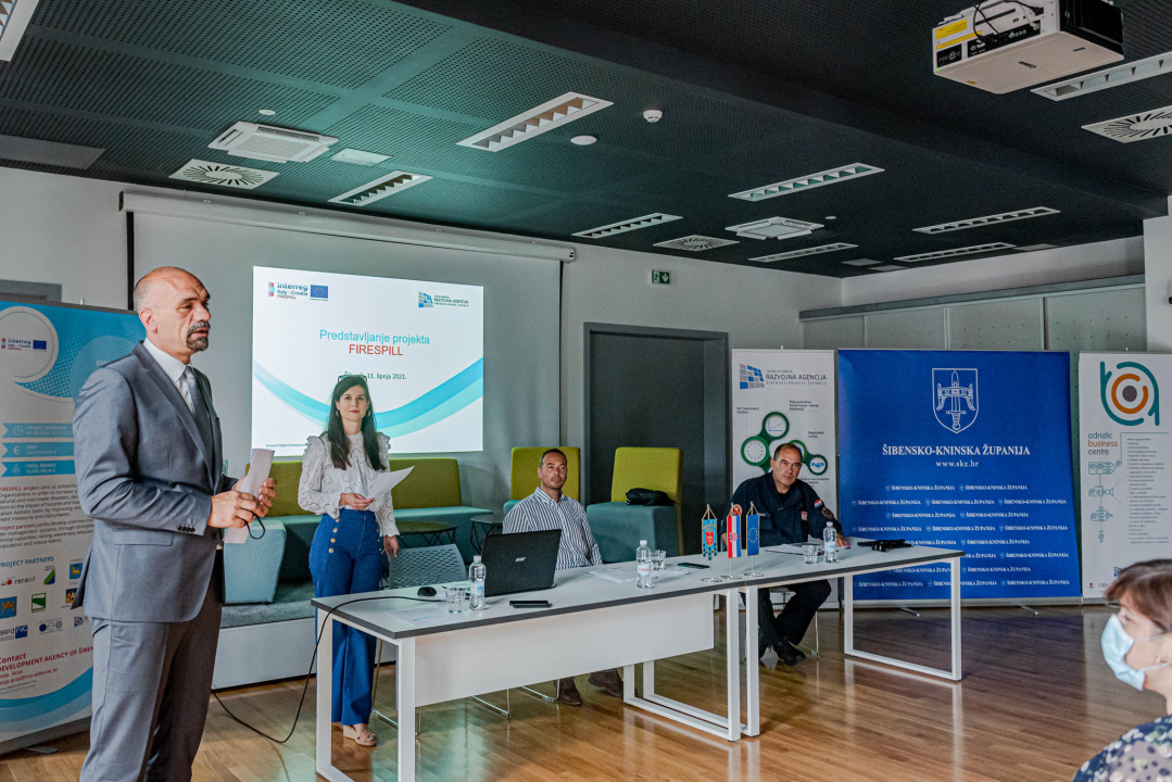 Ispred ABC centra predstavljeno 3,4 milijuna kuna vrijedno vozilo za krizne situacije 