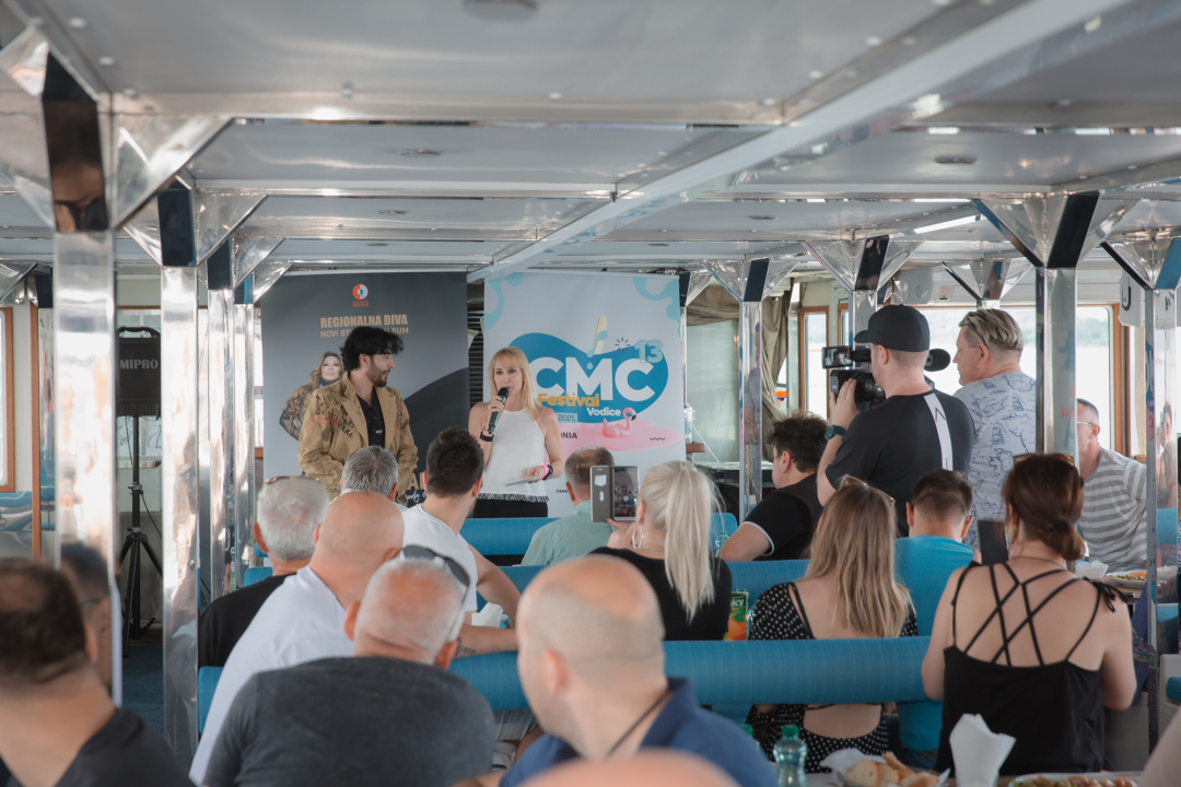 Neda Ukraden promovirala novi album na brodu od Vodica do Šibenika