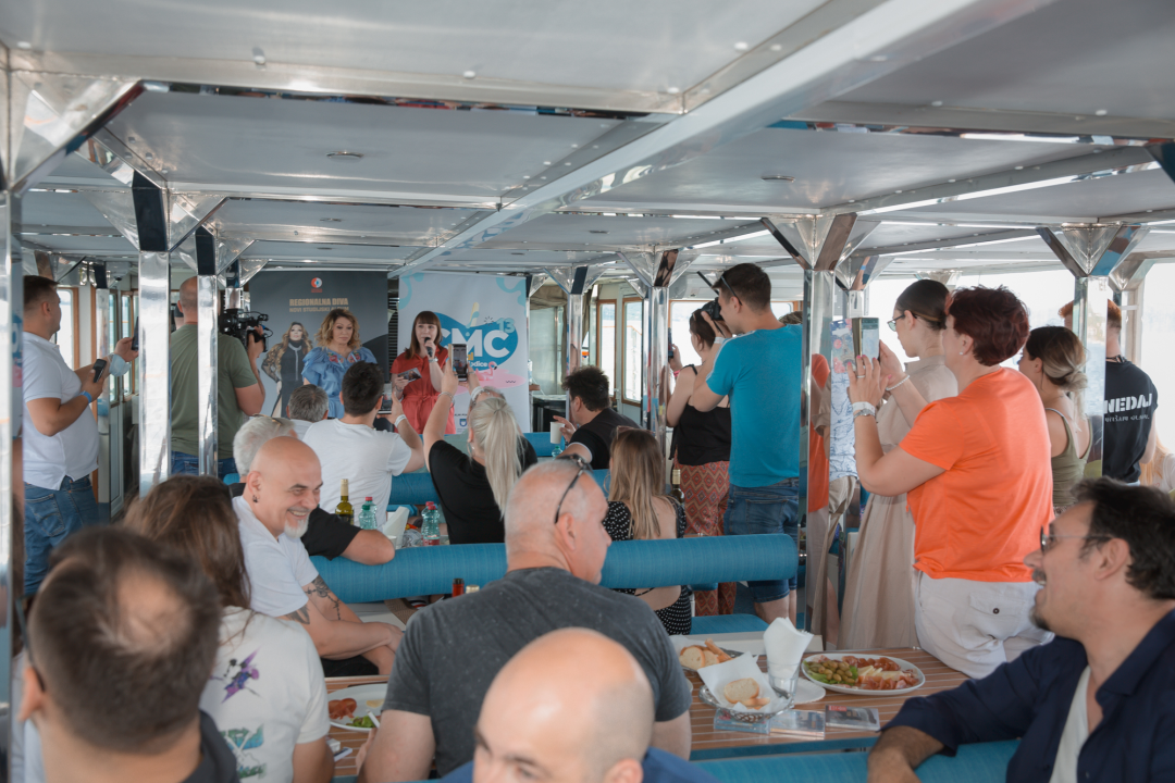 Neda Ukraden promovirala novi album na brodu od Vodica do Šibenika