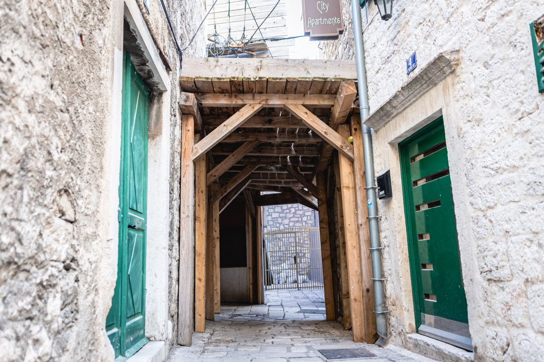 Ne prolazite ulicom Biskupa Fosca, drvena skela je trula i raspada se!