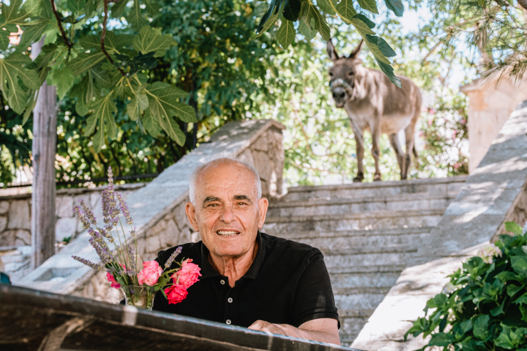 Don Stipe Perkov objavio ‘Razgovore (ne)ugodne puka primoštenskoga’: Riječima su, kao s kamenom, gradili suhozid prošlosti!