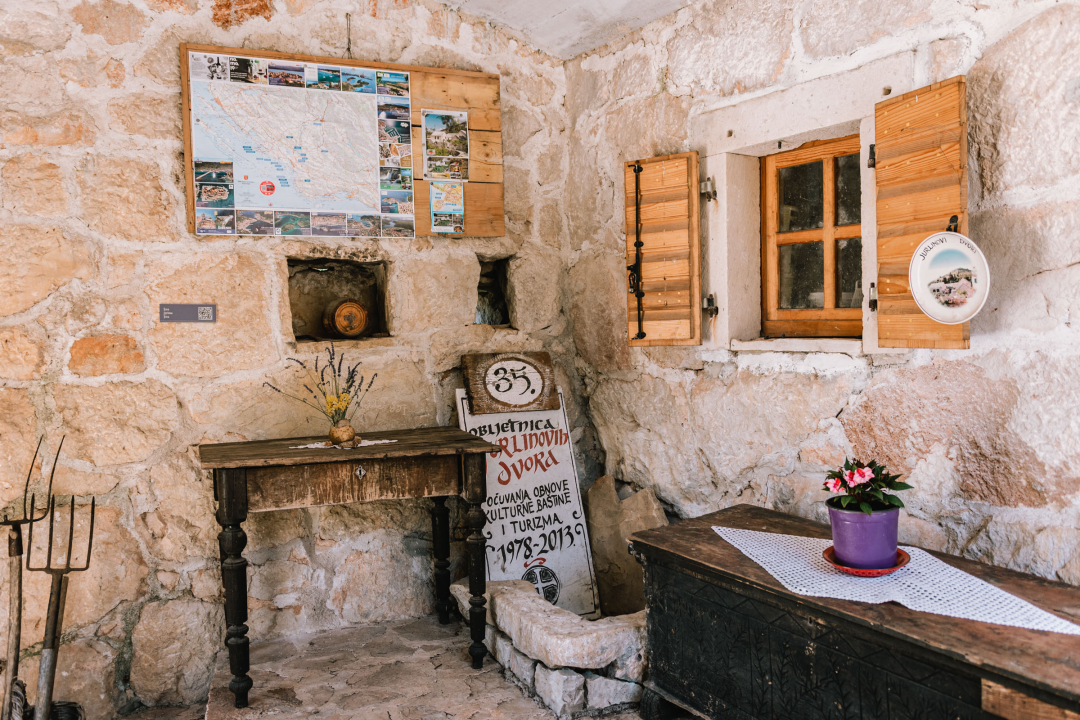 Don Stipe Perkov objavio ‘Razgovore (ne)ugodne puka primoštenskoga’: Riječima su, kao s kamenom, gradili suhozid prošlosti!