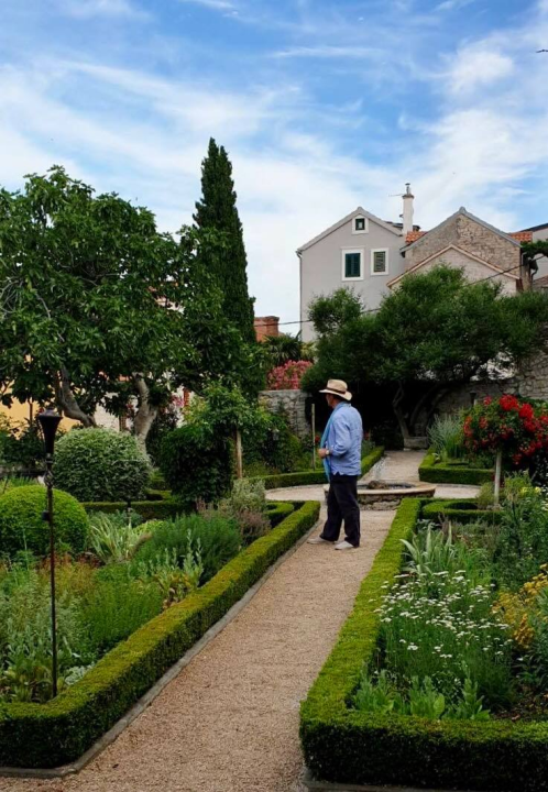 Slavni britanski vrtlar Monty Don snimio emisiju o Samostanskom srednjovjekovnom vrtu sv. Lovre u Šibeniku 