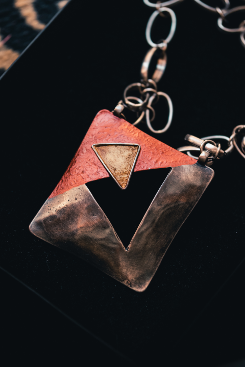 Ljeto u Galeriji Juraj Dalmatinac u znaku veselih riba, bezvremenskog nakita i poznatih umjetnika!