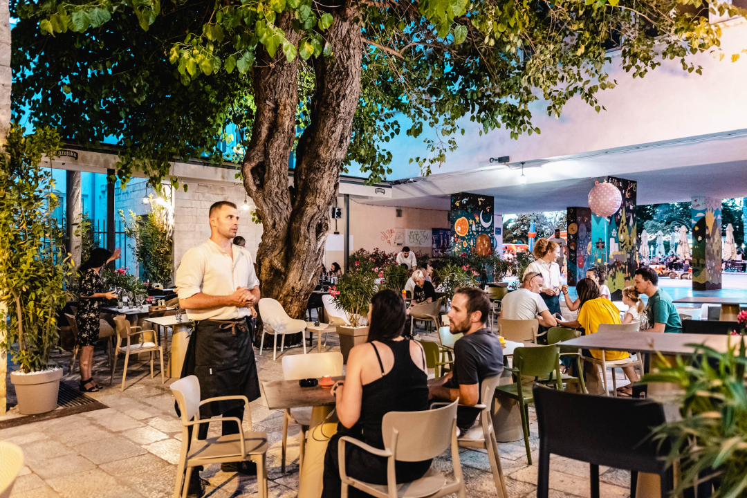 Posjetite Bistro Bava u hladu najstarijeg šibenskog stabla i uživajte u genijalnoj hrani i dvadeset vrsta piva