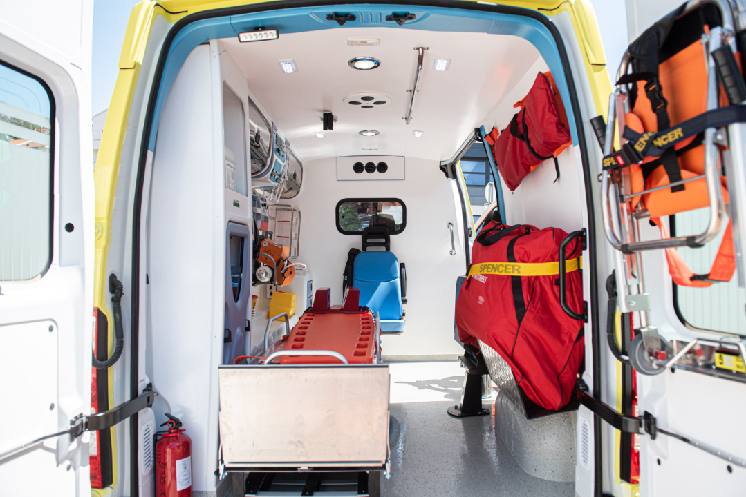 Župan Jelić predao ključeve novog vozila hitne pomoći: S njime će se služiti ispostava u Vodicama  