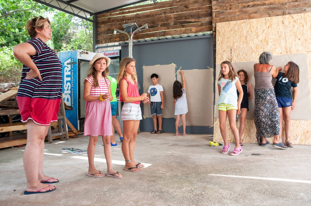 Poznata TV voditeljica na Zlarinu pokrenula radionicu: Djeca oslikavaju vlastite sjene