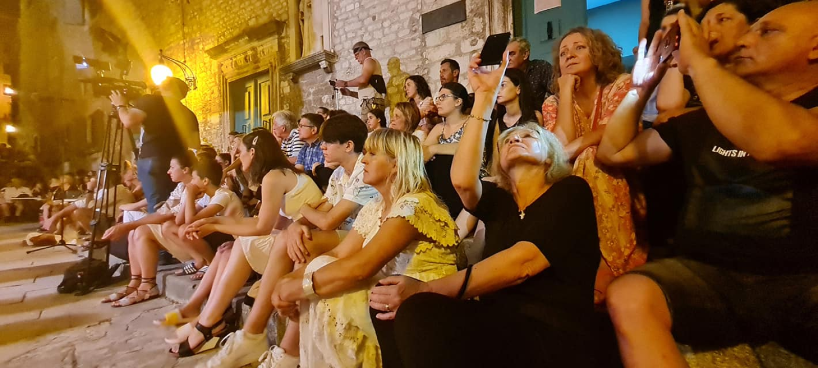 Na skalinama kod Muzeja slušao se Arsen: Gradski komorni orkestar svirao mu je za rođendan