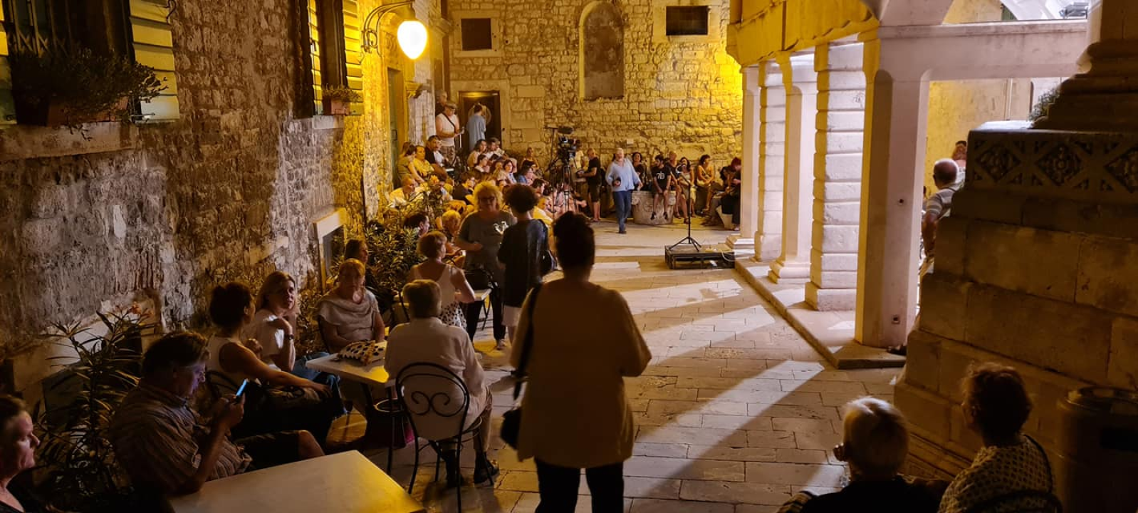 Na skalinama kod Muzeja slušao se Arsen: Gradski komorni orkestar svirao mu je za rođendan