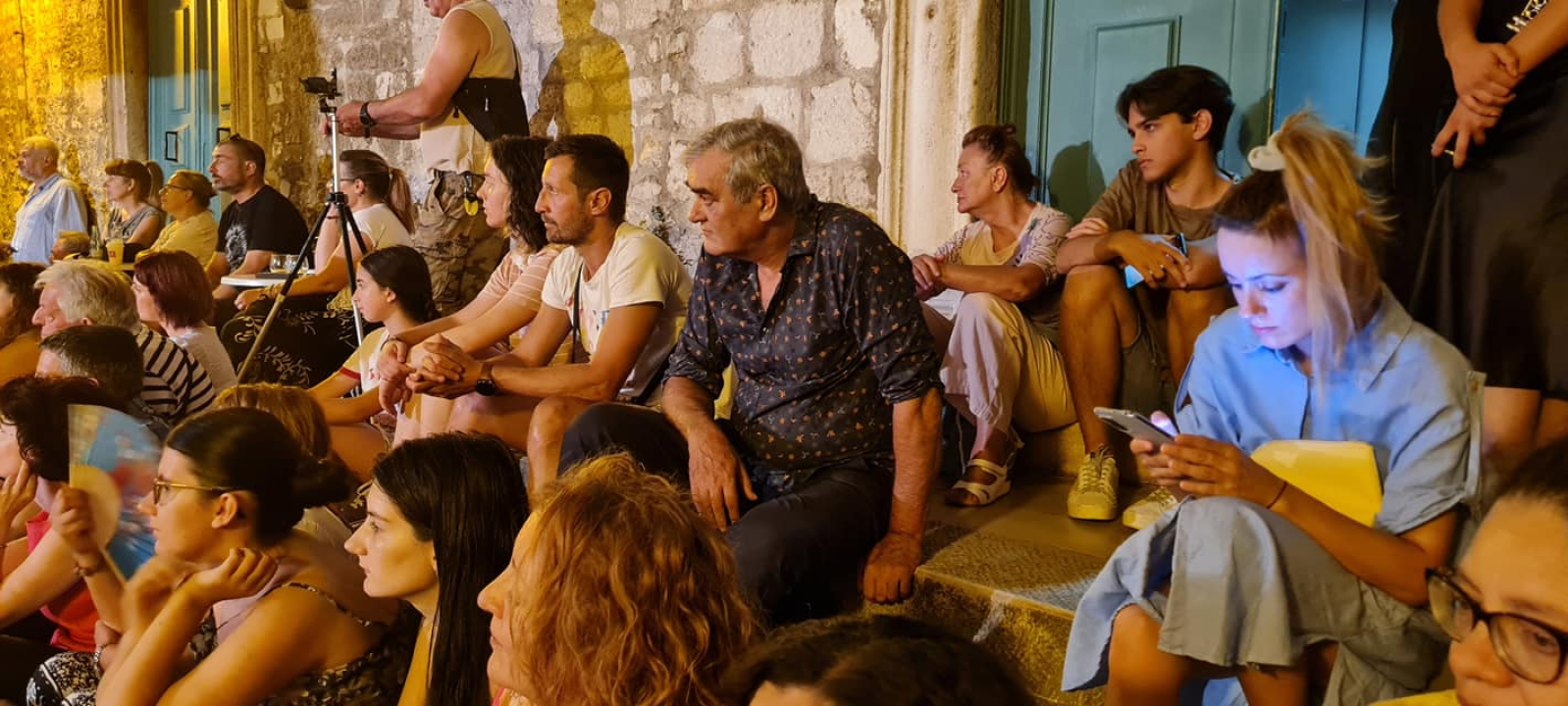 Na skalinama kod Muzeja slušao se Arsen: Gradski komorni orkestar svirao mu je za rođendan