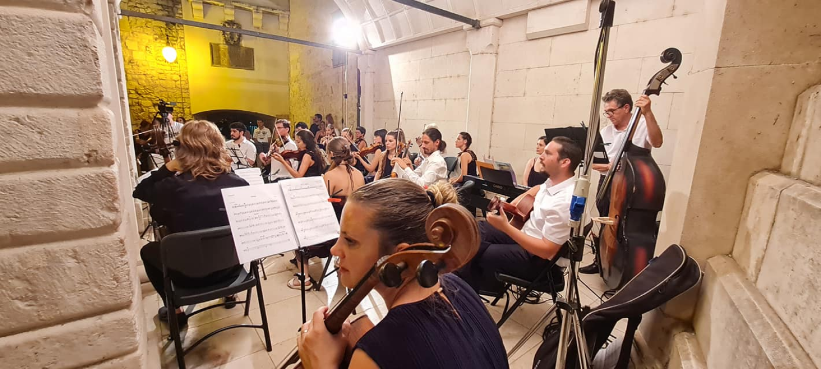 Na skalinama kod Muzeja slušao se Arsen: Gradski komorni orkestar svirao mu je za rođendan