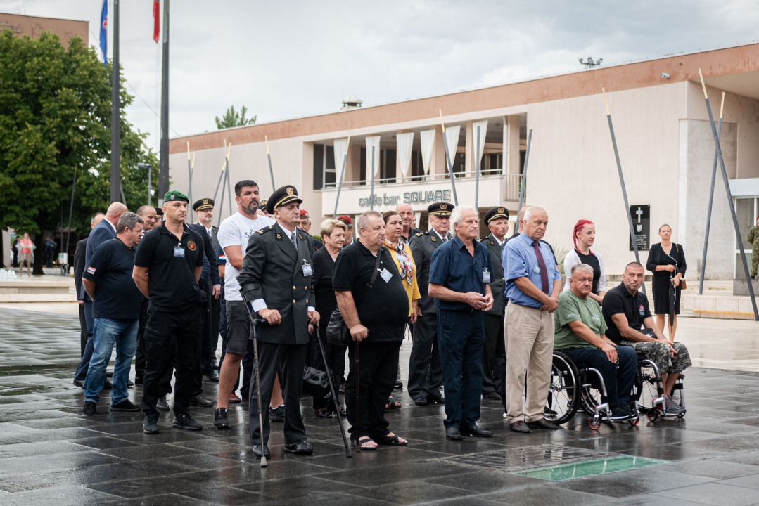 Obilježavanje 26. obljetnice VRO Oluja: Pogledajte kako je jutros bilo u Kninu 