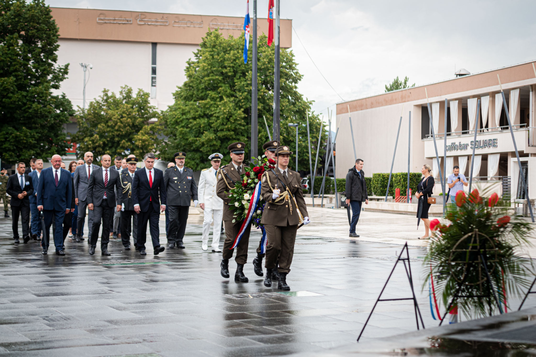 Obilježavanje 26. obljetnice VRO Oluja: Pogledajte kako je jutros bilo u Kninu 