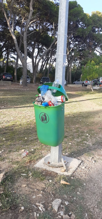 Foto razglednica 'omiljenog' šibenskog kupališta: Smeća je posvuda, a jugo raznosi smrad
