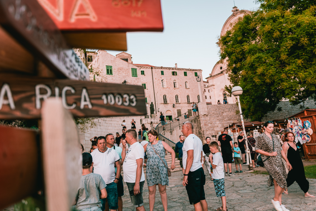 Grad je pun ljudi: Uz buru lakše se diše pa turisti, osim u čarobnom zalasku, uživaju u prešetavanju rivom!