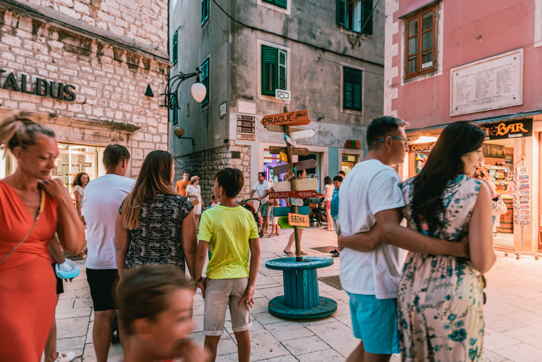 Grad je pun ljudi: Uz buru lakše se diše pa turisti, osim u čarobnom zalasku, uživaju u prešetavanju rivom!
