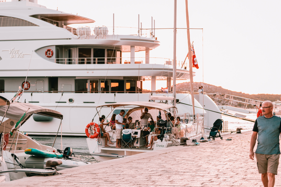 Grad je pun ljudi: Uz buru lakše se diše pa turisti, osim u čarobnom zalasku, uživaju u prešetavanju rivom!