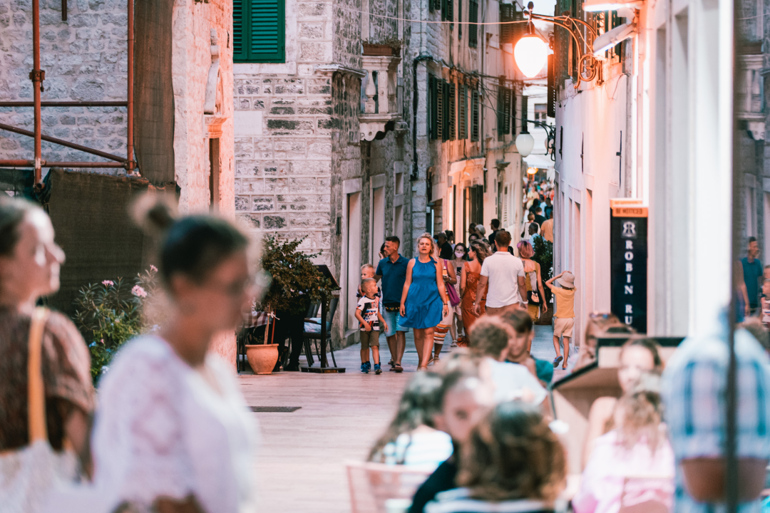 Grad je pun ljudi: Uz buru lakše se diše pa turisti, osim u čarobnom zalasku, uživaju u prešetavanju rivom!