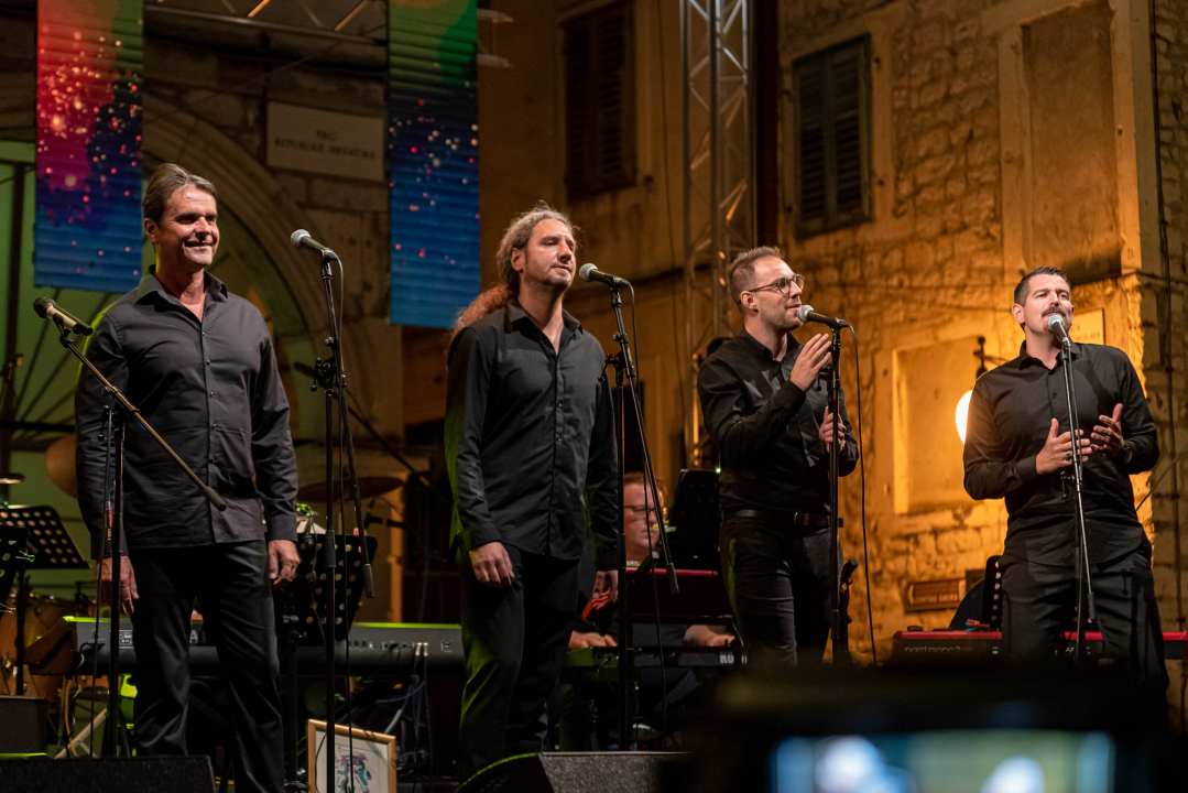 Odijela, ležerne košulje, otkačene kombinacije, svečane haljine: Pogledajte što se nosilo na pozornici 24. Šansone