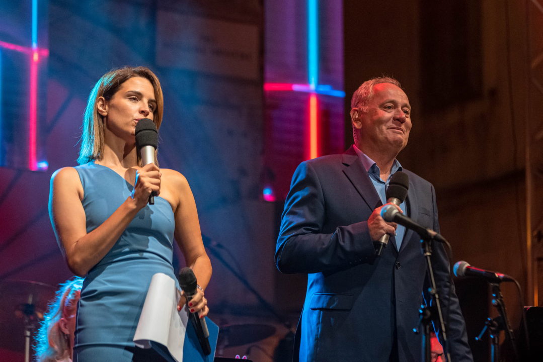 Odijela, ležerne košulje, otkačene kombinacije, svečane haljine: Pogledajte što se nosilo na pozornici 24. Šansone