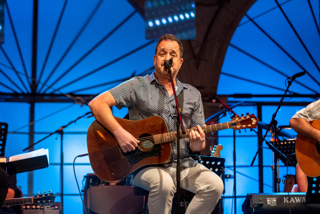 Odijela, ležerne košulje, otkačene kombinacije, svečane haljine: Pogledajte što se nosilo na pozornici 24. Šansone