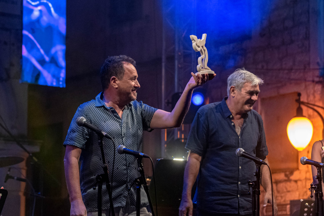 Odijela, ležerne košulje, otkačene kombinacije, svečane haljine: Pogledajte što se nosilo na pozornici 24. Šansone