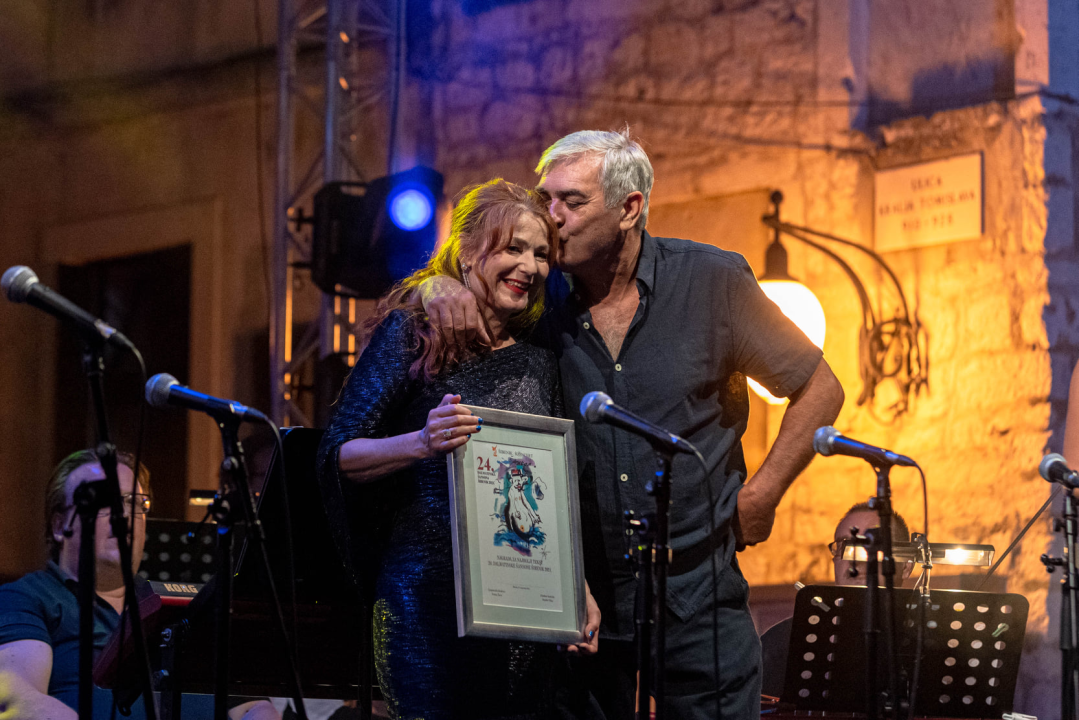 Odijela, ležerne košulje, otkačene kombinacije, svečane haljine: Pogledajte što se nosilo na pozornici 24. Šansone