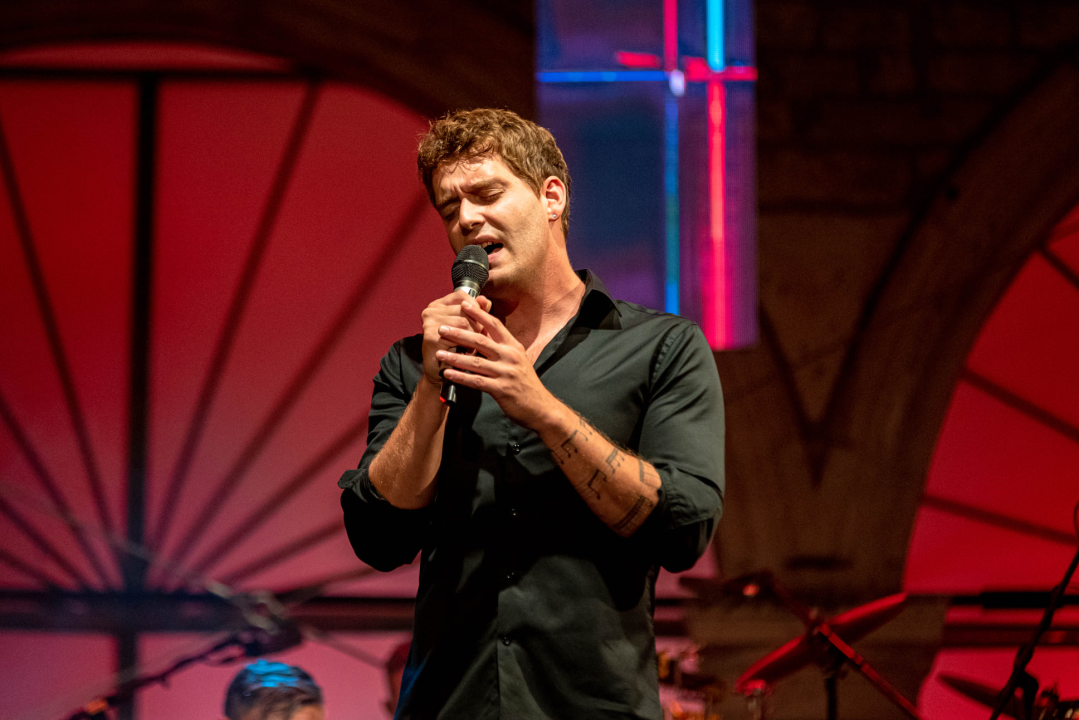 Odijela, ležerne košulje, otkačene kombinacije, svečane haljine: Pogledajte što se nosilo na pozornici 24. Šansone