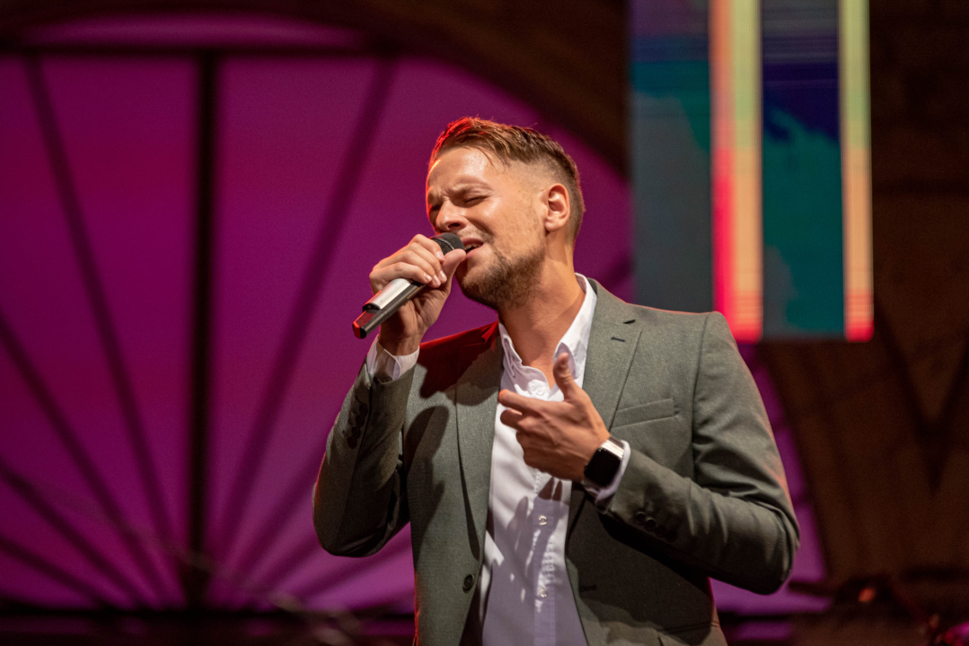 Odijela, ležerne košulje, otkačene kombinacije, svečane haljine: Pogledajte što se nosilo na pozornici 24. Šansone