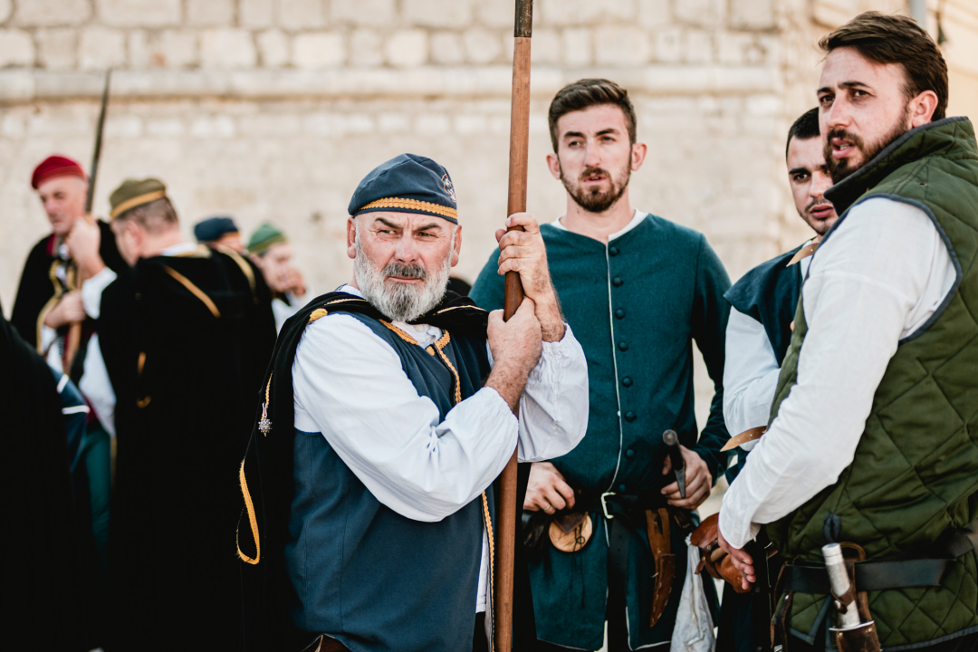 Šibenik se vratio u srednji vijek: Gradska straža i vitezovi kod katedrale ‘upali’ na vjenčanje!